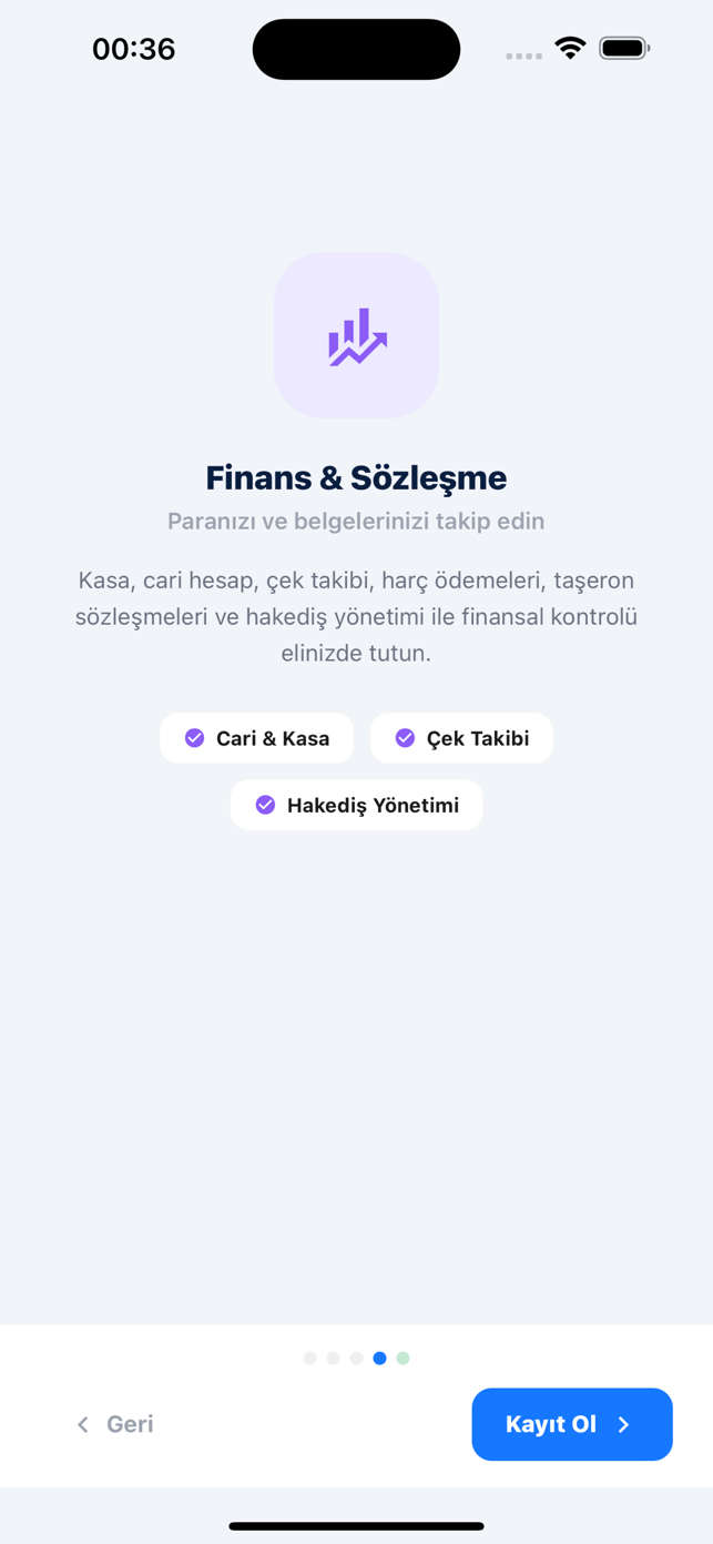 Şantiye uygulamasının telefon tanıtım ekranında finans ve sözleşme başlığı; cari ve kasa, çek takibi, hakediş yönetimi rozetleri